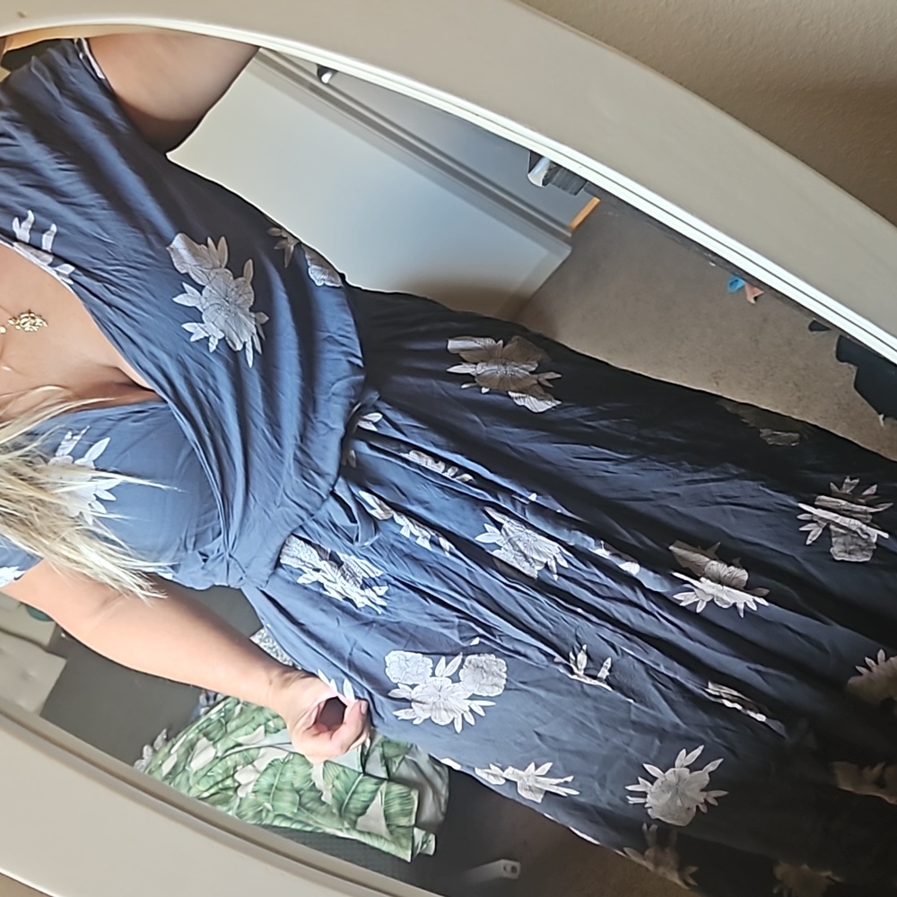 Beautiful dress - Picture 3 of 3